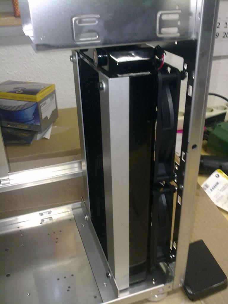 [17/02/2010] Lian-Li-Casemod in Bienen-Optik (17)