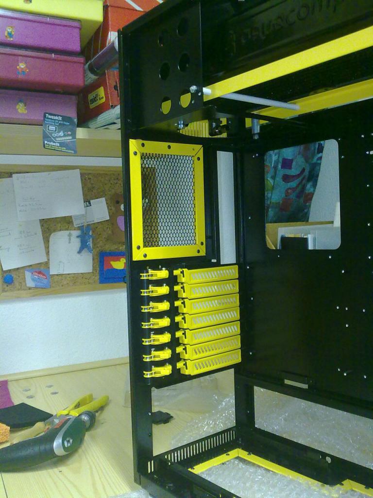 [17/02/2010] Lian-Li-Casemod in Bienen-Optik (46)