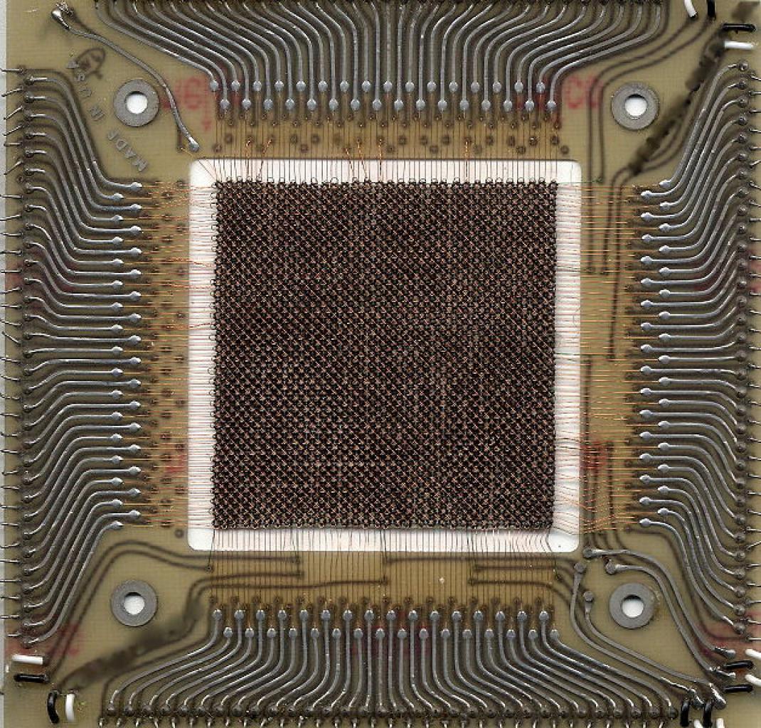 [03/03/2010] Ferritkern-Speicher (Magnetic core memory card)