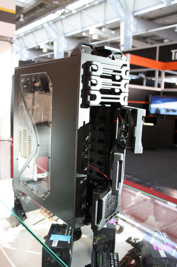 [05/03/2010] Antec DF-85: Statt zwei sind hier drei 120-Millimeterlüfter in der Front verbaut.