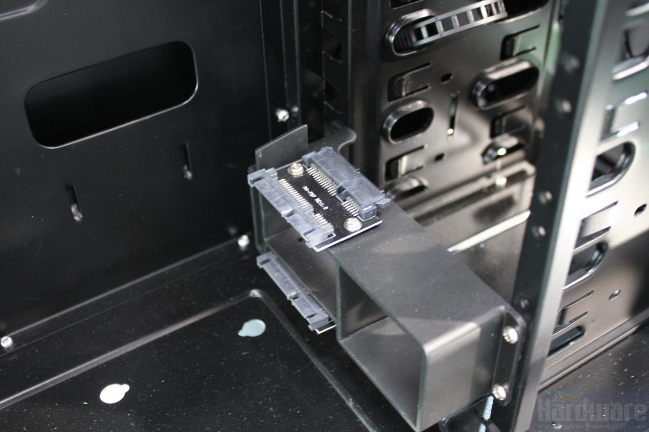 [05/03/2010] Antec DF-85: Zweimal zwei Festplattenschächte können mit mitgelieferten Hot-Swap-Vorrichtungen ausgerüstet werden.