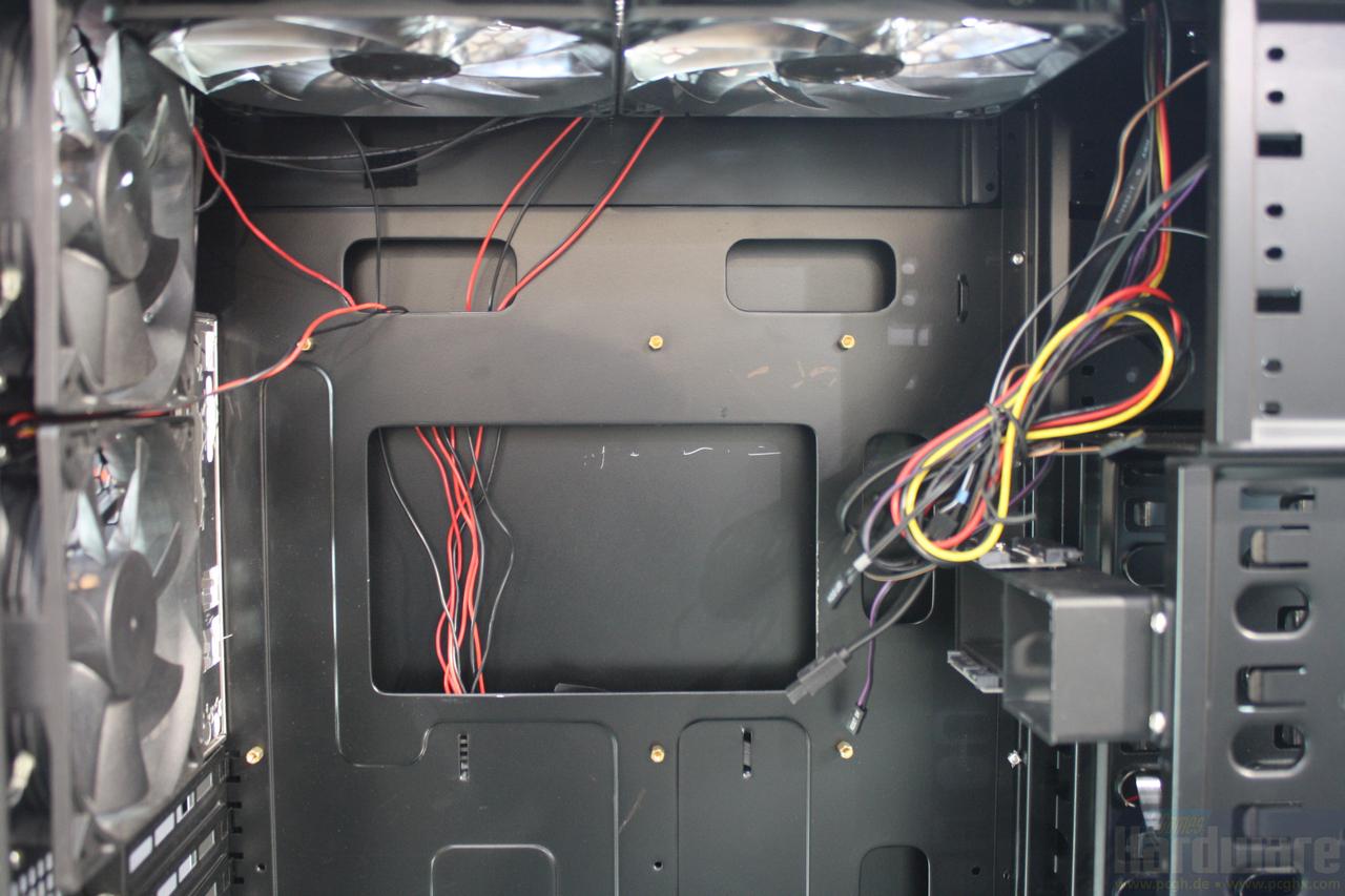 [05/03/2010] Antec DF-85: Die Aussparung in der Mainboardhalterung ist großzügig dimensioniert und es gibt mehrere Öffnungen zur Kabeldurchführung.