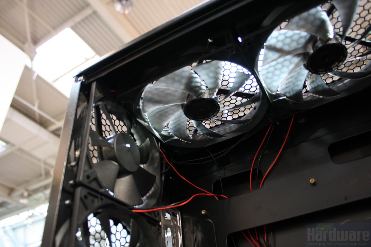 [05/03/2010] Antec DF-85: Im DF-85 ist Platz für zwei 140er unter dem Deckel und zwei 120er im Heck. Die Lüfter können per Schalter auf der Rückseite einzeln geregelt werden.