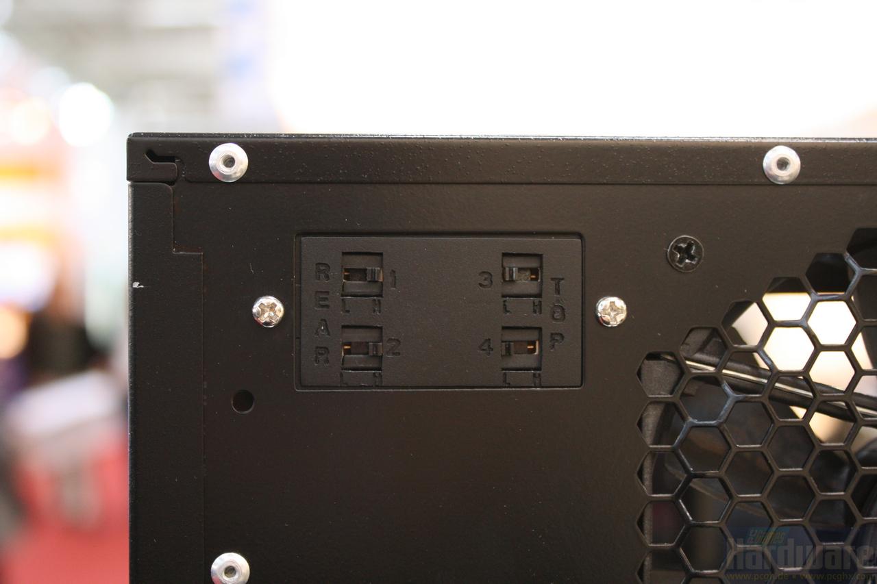 [05/03/2010] Antec DF-85: Diese Schalter erlauben es die Lüfter im Heck und unter dem Deckel des DF-85 einzeln auf hoher oder niedriger Geschwindigkeit laufen zu lassen.