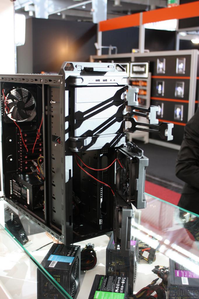 [05/03/2010] Antec DF-30: Mit dem heraus Klappen der Frontlüfter erhalten Sie direkten Zugriff auf die Festplatten.