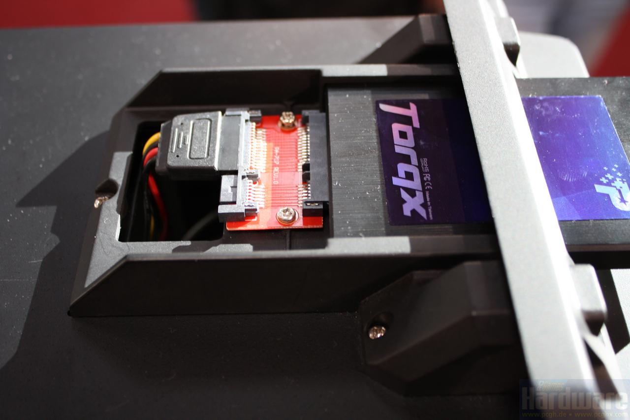 [05/03/2010] Antec DF-30: Die Docking-Station für 2,5-Zoll-Festplatten und -SSDs erhält in der finalen Version des Gehäuses noch eine passende Abdeckung.