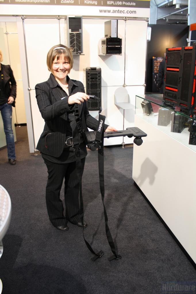 [05/03/2010] Antec Lanboy Air: Den Anspruch des LAN-Gehäuses unterstreicht Antec mit Zubehör wie einem Roll-Untersatz und einem Tragegeschirr.