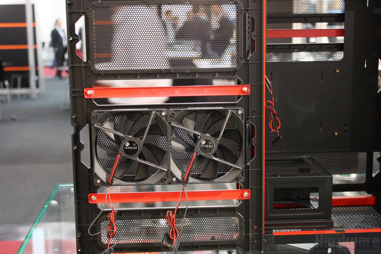 [05/03/2010] Antec Lanboy Air: In der Seitenwand finden bis zu vier Lüfter Platz.