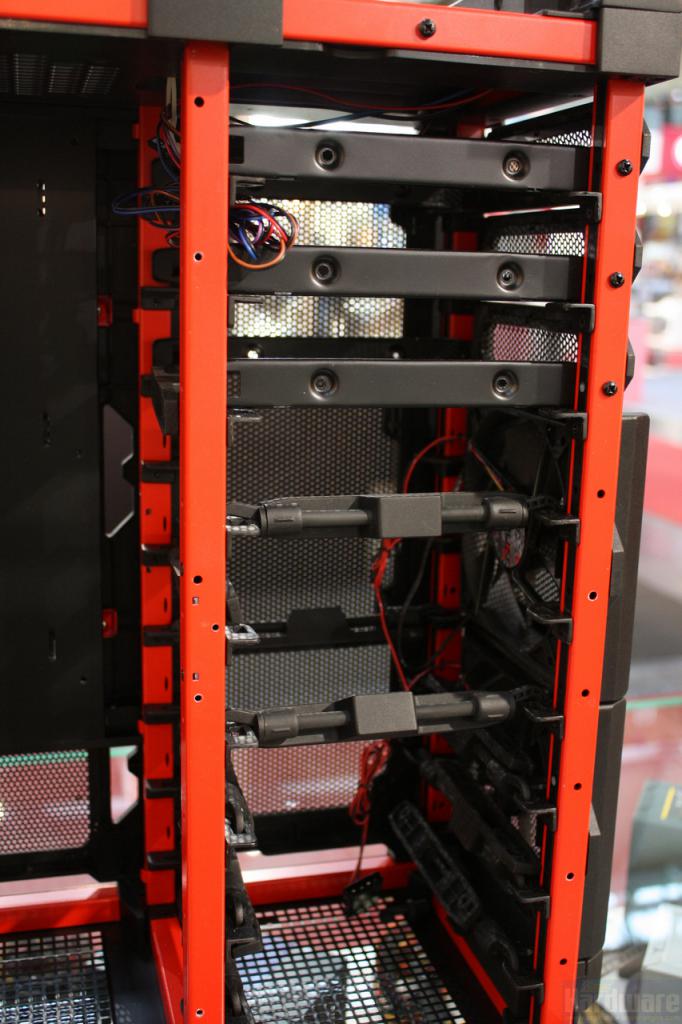 [05/03/2010] Antec Lanboy Air: Die Festplattenhalterungen sind sehr variabel gehalten. Da sie fast vollständig aus Gummi bestehen werden sollen Vibrationen gut abgefangen werden.