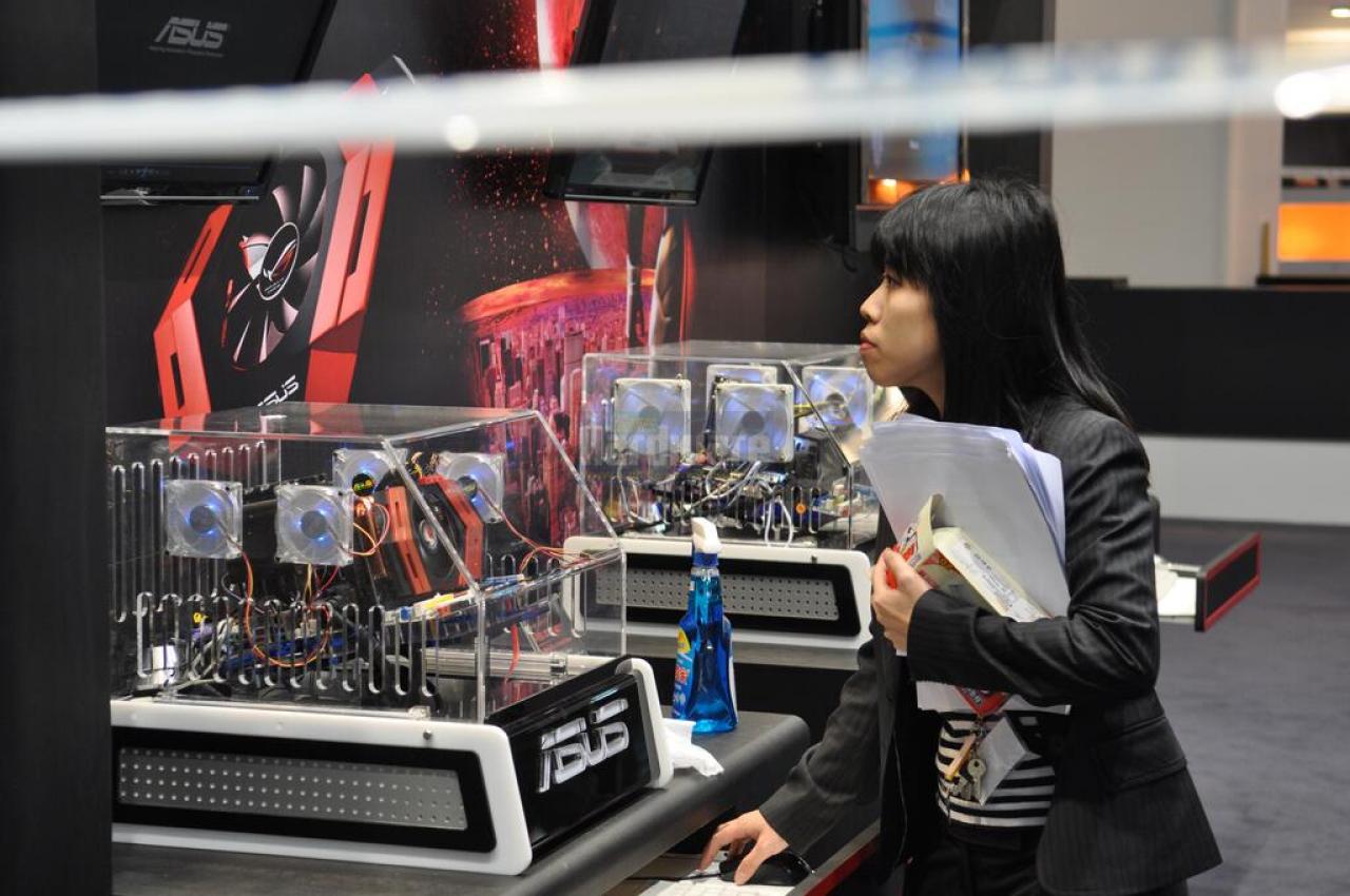 [01/03/2010] Asus Ares auf der Cebit 2010 (27)
