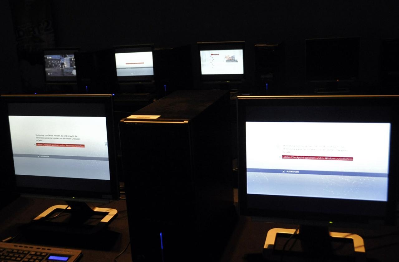 [08/03/2010] Ubisoft-DRM: Sinnbildlich für das neue Online-DRM-System von Ubisoft war diese Szene auf der Cebit. 5 PCs mit Assassin's Creed 2, drei liefen nicht wegen Netzwerkproblemen. Immerhin, Ubisoft hat Assassin's Creed 2 nachgepatched und zumindest die Checkpoint-Save-Variante entfernt. (Thilo Bayer)