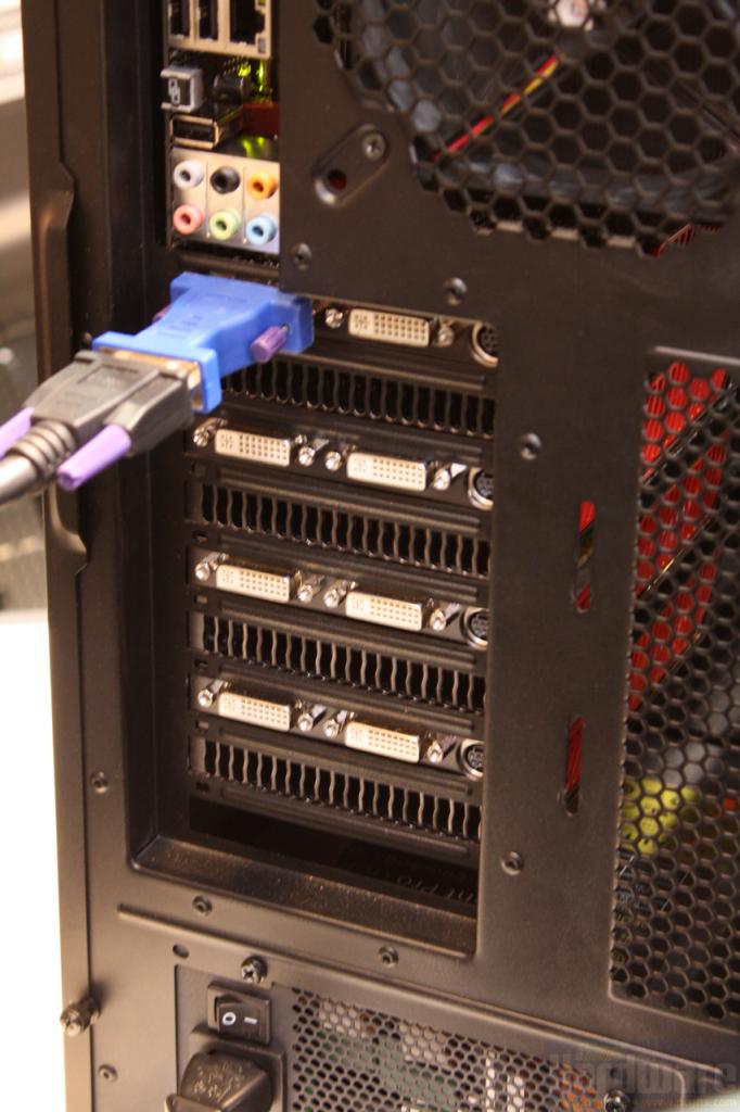 [05/03/2010] Cooler Master HAF-X: Mit neun Erweiterungs-Slots finden sogar Systeme mit vier Dual-Slot-Grafikkarten in dem Gehäuse Platz.