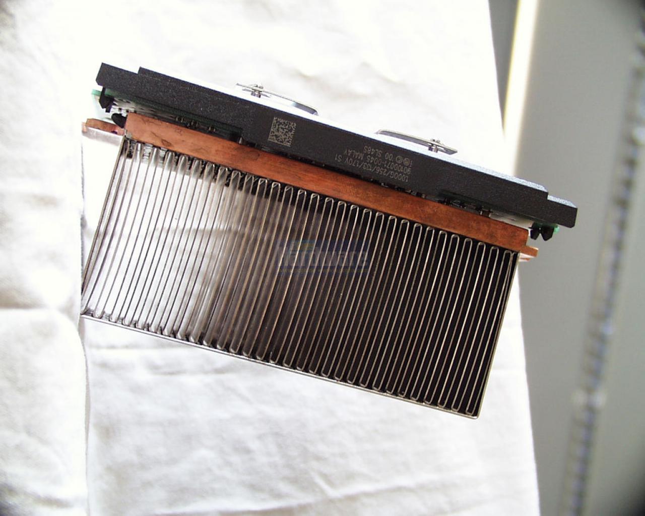 [05/03/2010] Intel-Pentium-III-EB1000-PCGH-Muster (05)