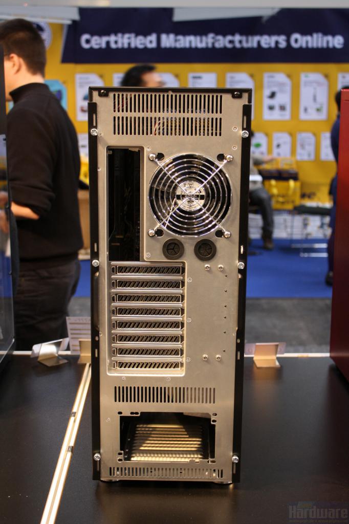 [03/03/2010] Lian-Li-PC-A77F-12