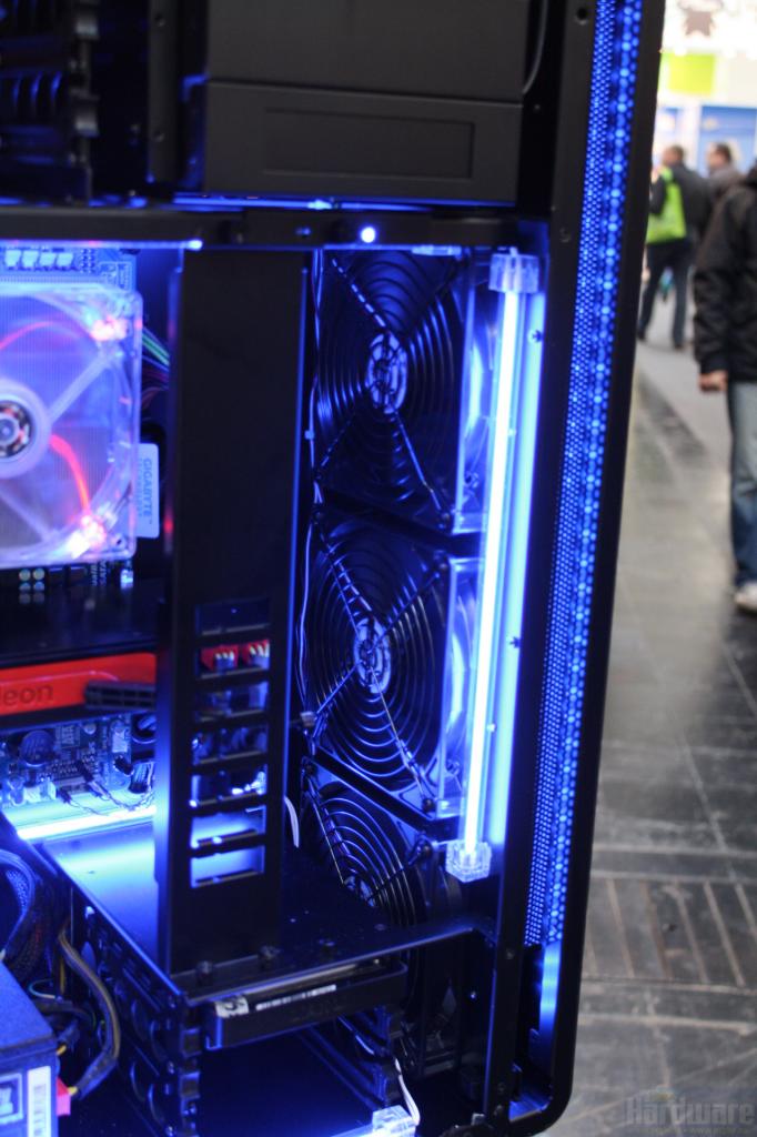 [03/03/2010] Lian-Li-PC-X2000F-3981