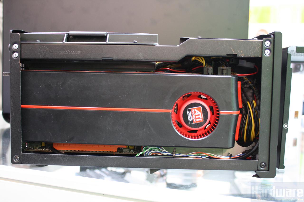 [03/03/2010] Silverstone Sugo SG07: Neues Mini-ITX-Gehäuse - Im Demo-System auf der Cebit war hinter der Radeon HD 5970 sogar noch etwas Platz bis zur Gehäusewand.