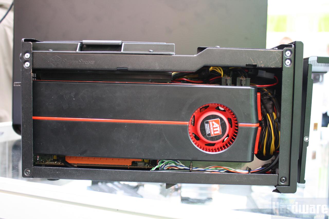 [03/03/2010] Silverstone Sugo SG07: Neues Mini-ITX-Gehäuse - Im Demo-System auf der Cebit war hinter der Radeon HD 5970 sogar noch etwas Platz bis zur Gehäusewand.