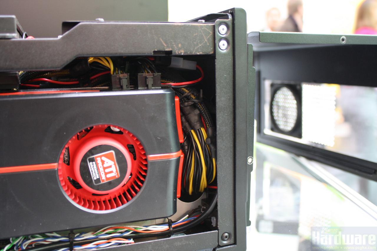 [03/03/2010] Silverstone Sugo SG07: Neues Mini-ITX-Gehäuse - Im Demo-System auf der Cebit war hinter der Radeon HD 5970 sogar noch etwas Platz bis zur Gehäusewand.