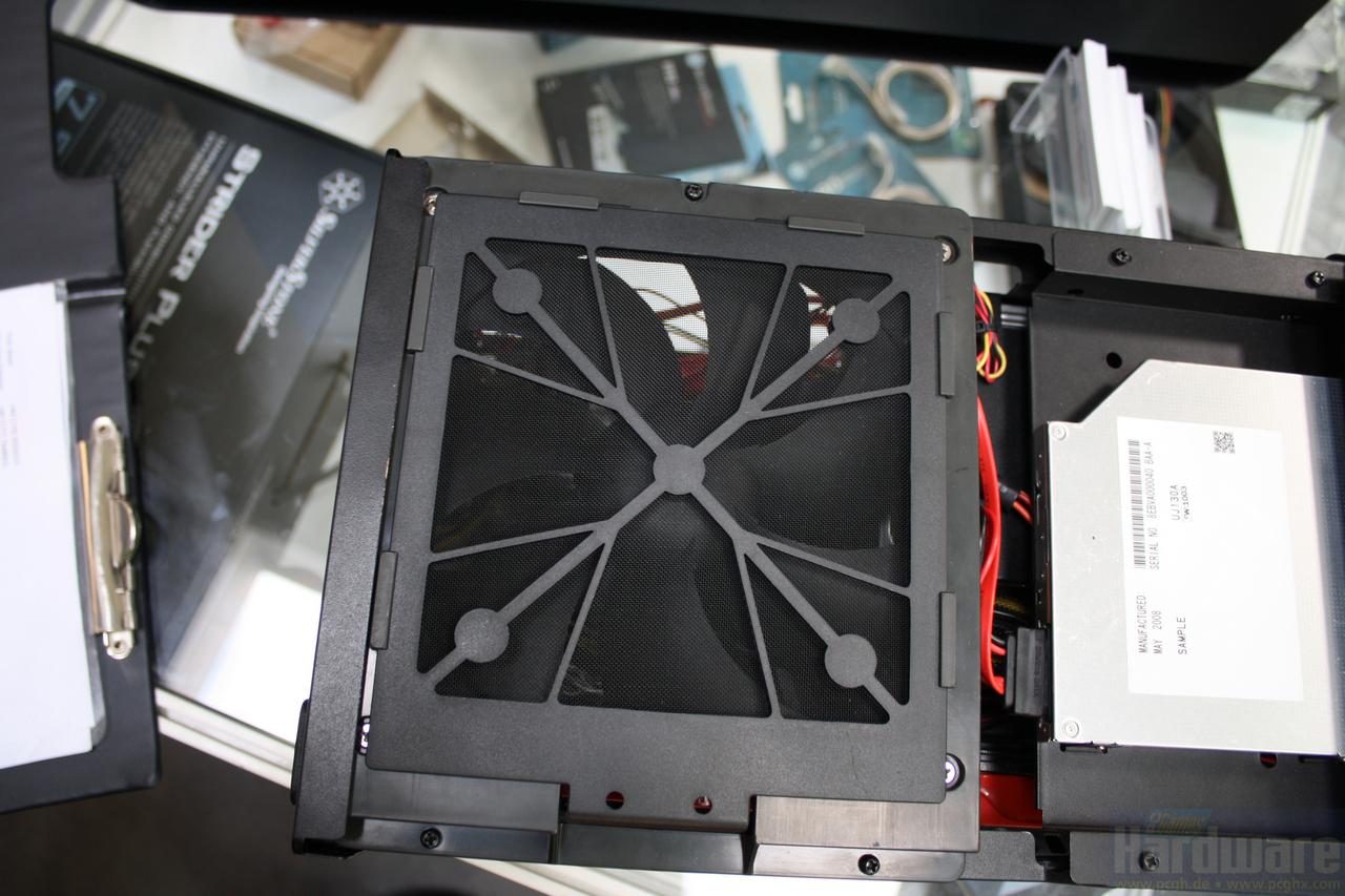 [03/03/2010] Silverstone Sugo SG07: Ein 180-Millimeter-Lüfter im Deckel sorgt für Frischluftzufuhr.