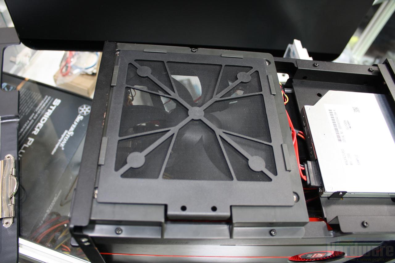 [03/03/2010] Silverstone Sugo SG07: Ein 180-Millimeter-Lüfter im Deckel sorgt für Frischluftzufuhr.