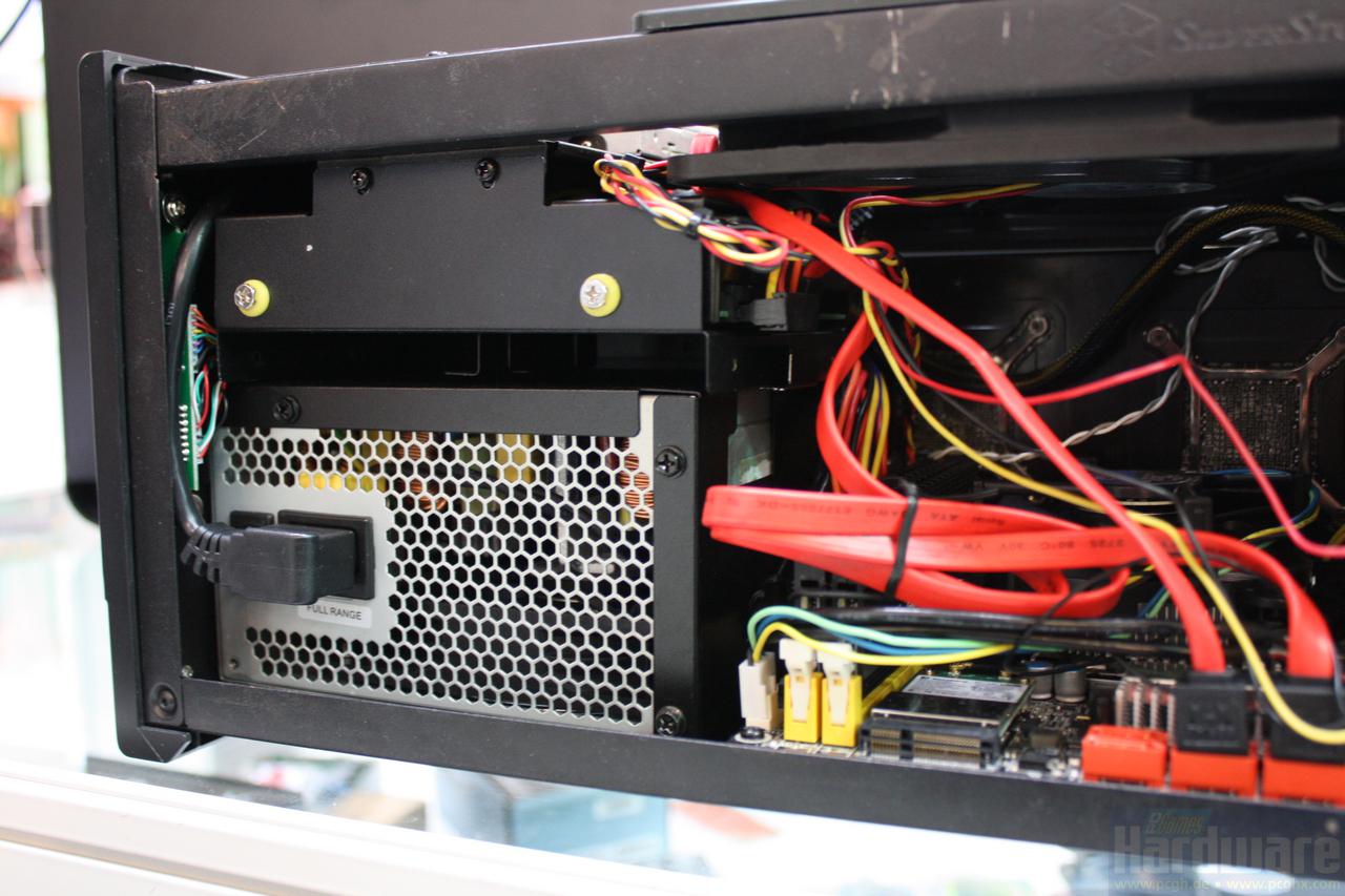 [03/03/2010] Silverstone Sugo SG07: Das mitgelieferte Netzteil hat eine Nennleistung von 600 Watt. In der Verkaufsversion wird das PSU-Gehäuse schwarz lackiert sein.