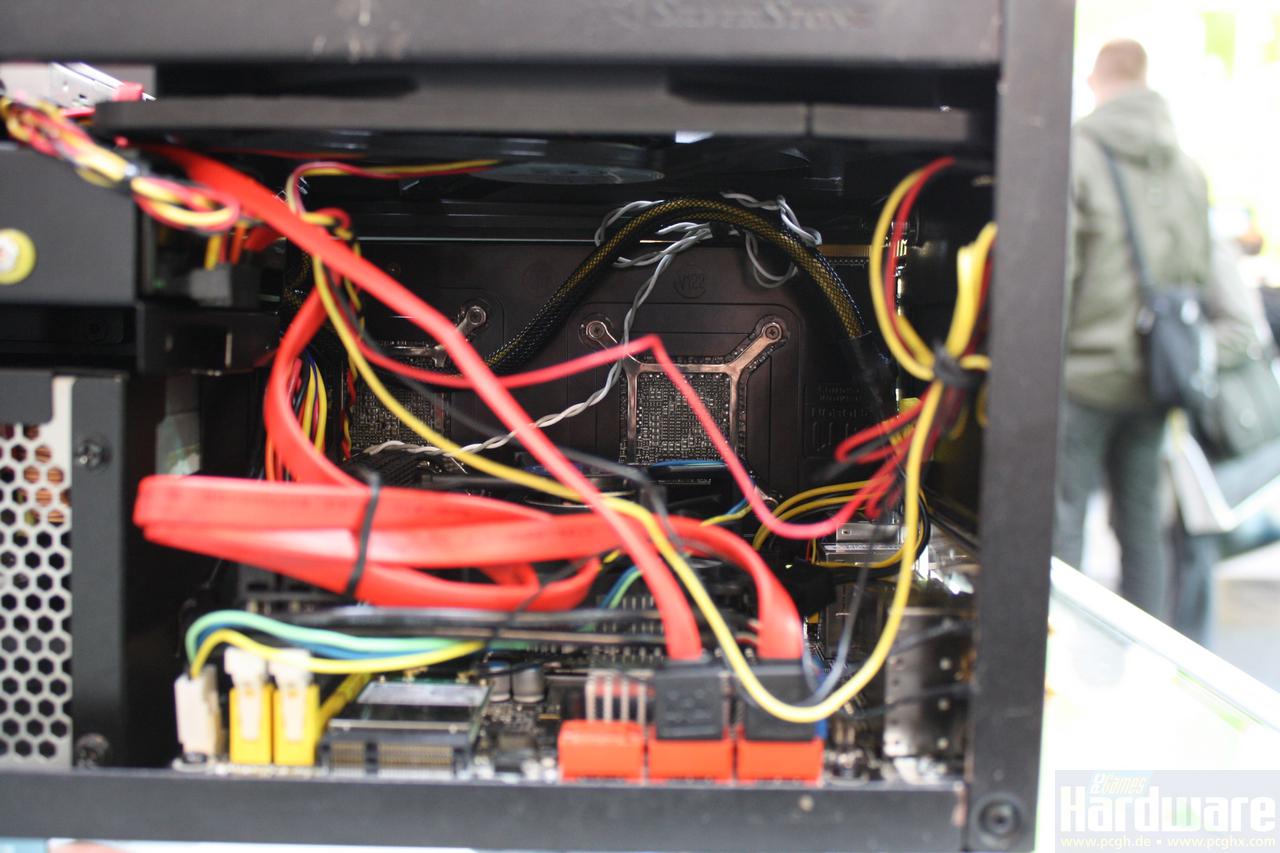 [03/03/2010] Silverstone Sugo SG07: Durch die neue Position des Netzteils wird über dem Mainboard mehr Platz für größere CPU-Kühler geschaffen.