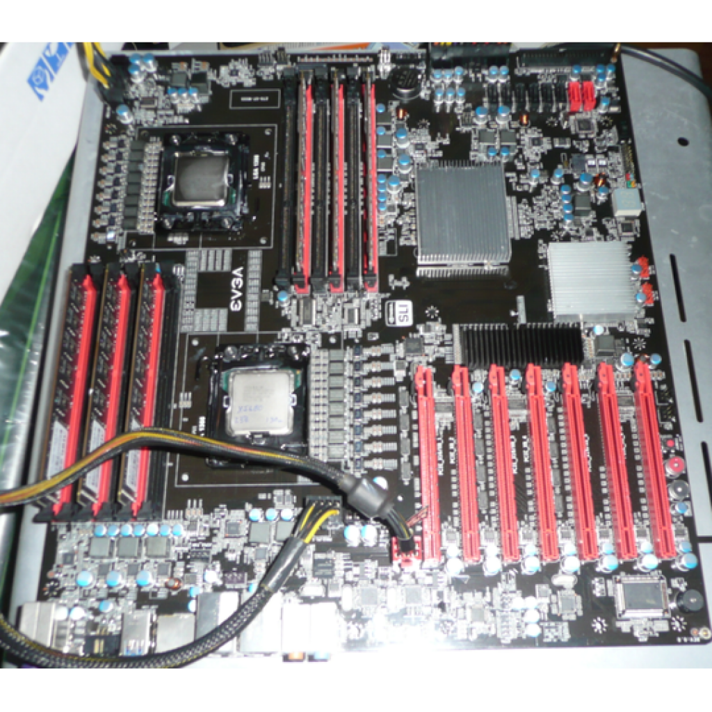 [18/03/2010] Vorserienmodell des EVGA Classified SR-2