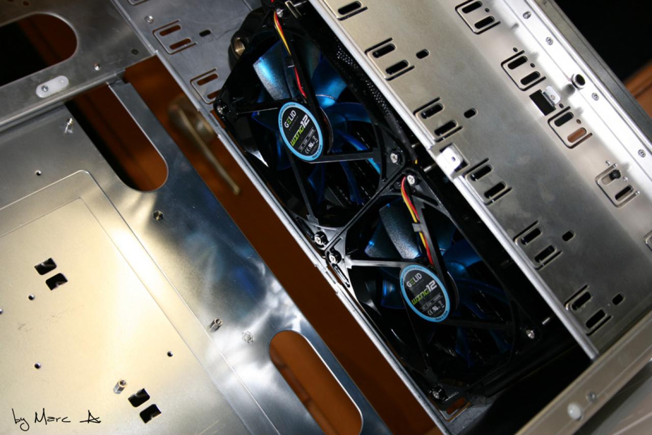 [19/03/2010] Casemod-Projekt Black meets Blue: Klasse Bilder, edles Aussehen (43)