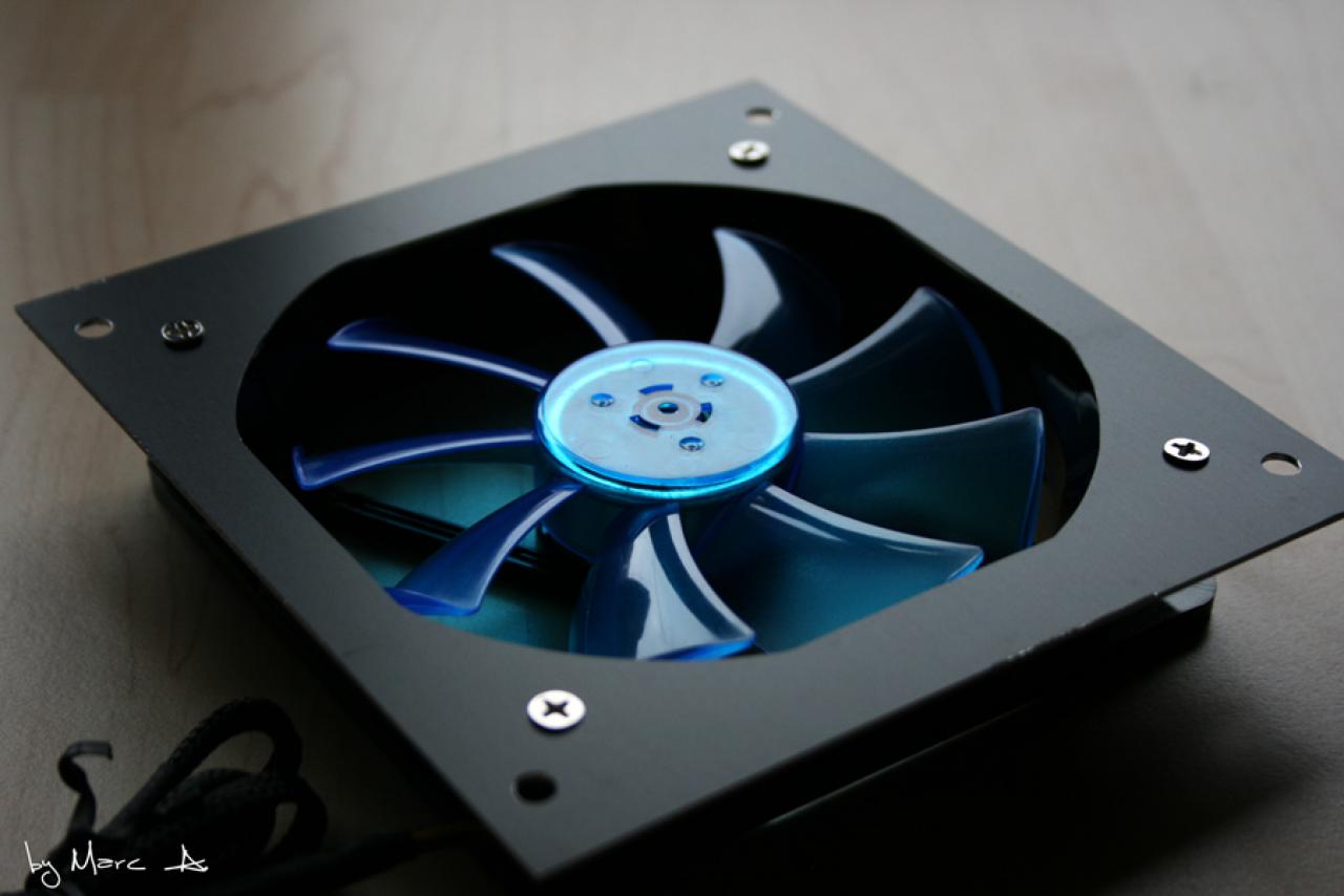 [19/03/2010] Casemod-Projekt Black meets Blue: Klasse Bilder, edles Aussehen (55)