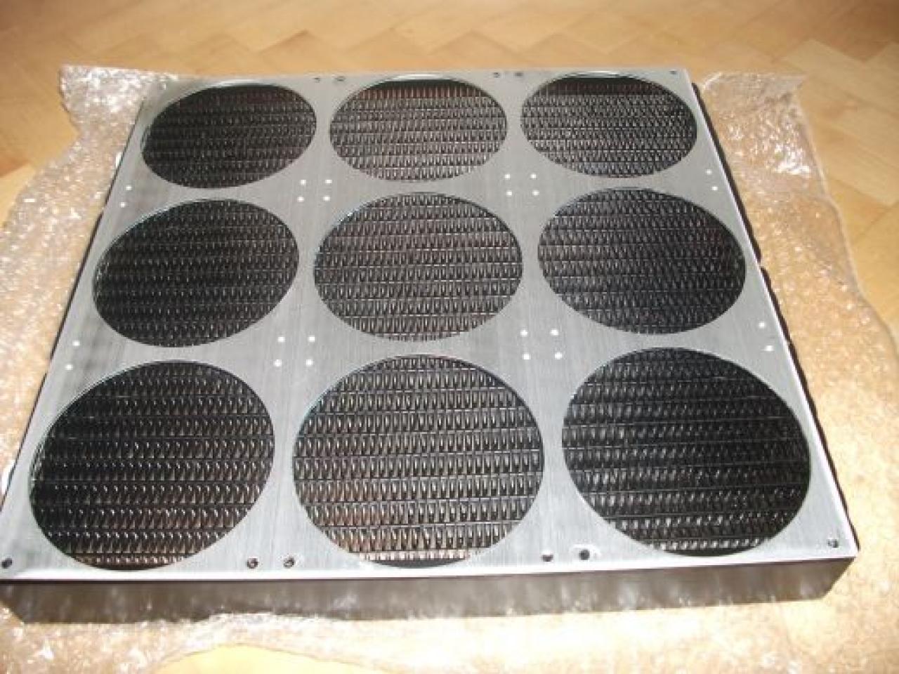 [16/04/2010] Spektakuläre Wakü-Casemod mit Wasserfall-Ausgleichsbehälter und 9x120-Radiator (13)