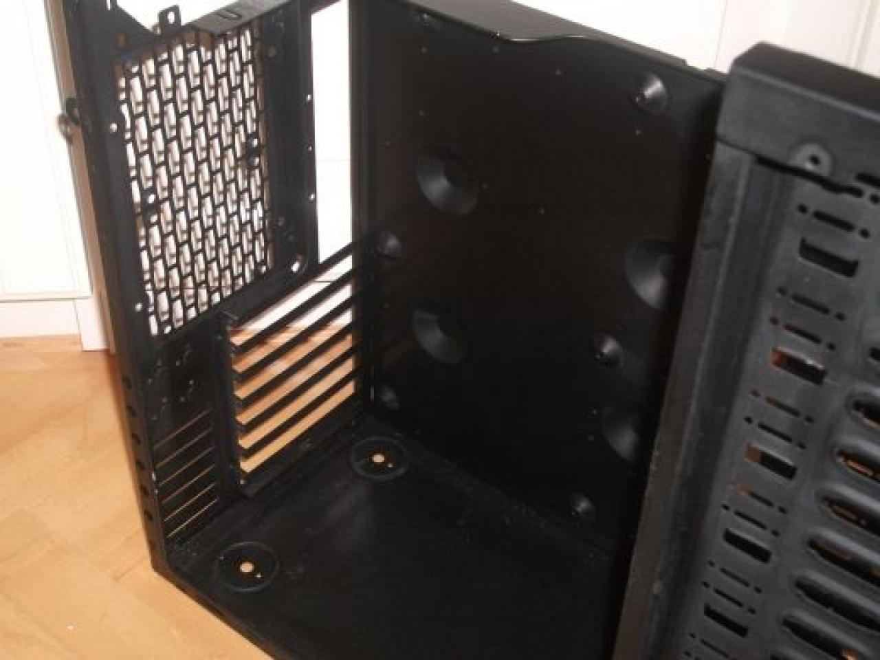 [16/04/2010] Spektakuläre Wakü-Casemod mit Wasserfall-Ausgleichsbehälter und 9x120-Radiator (23)