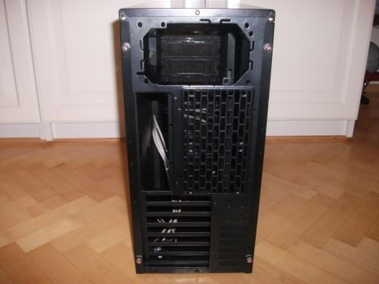 [16/04/2010] Spektakuläre Wakü-Casemod mit Wasserfall-Ausgleichsbehälter und 9x120-Radiator (27)