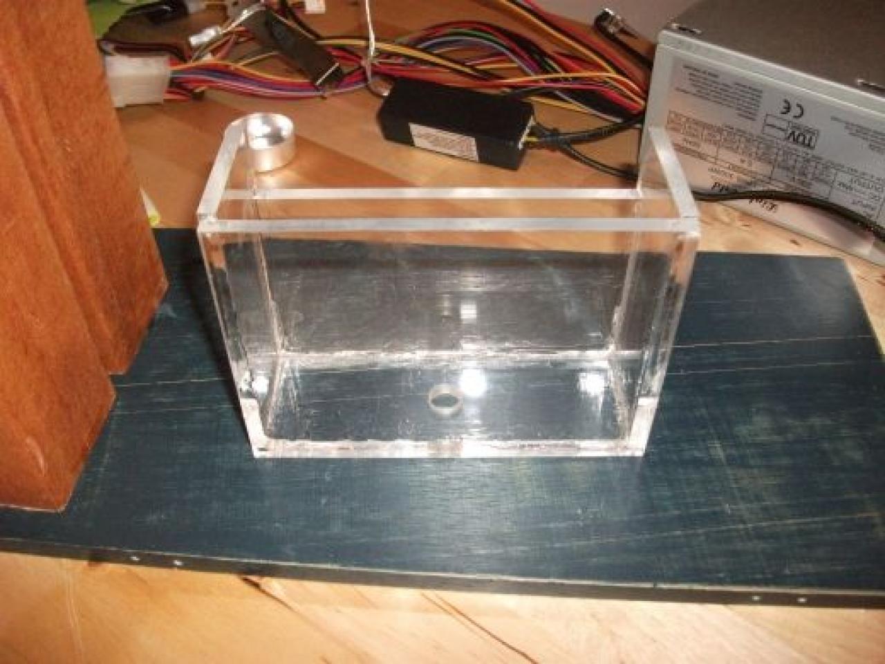 [16/04/2010] Spektakuläre Wakü-Casemod mit Wasserfall-Ausgleichsbehälter und 9x120-Radiator (31)
