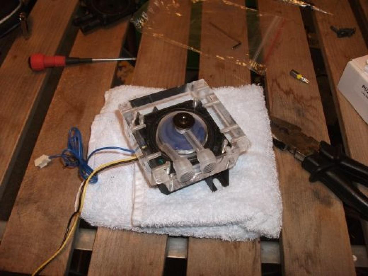 [16/04/2010] Spektakuläre Wakü-Casemod mit Wasserfall-Ausgleichsbehälter und 9x120-Radiator (33)