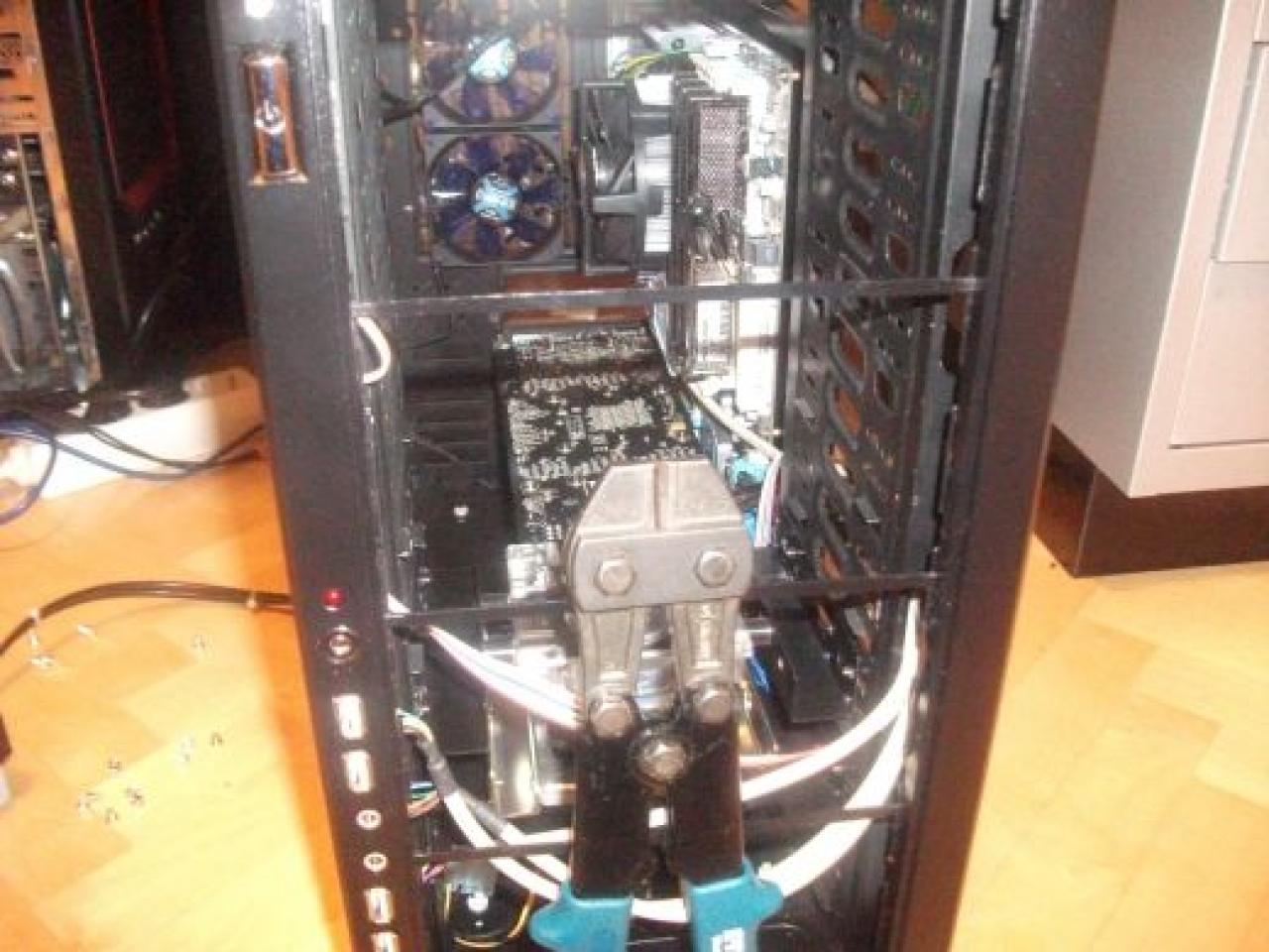 [16/04/2010] Spektakuläre Wakü-Casemod mit Wasserfall-Ausgleichsbehälter und 9x120-Radiator (44)
