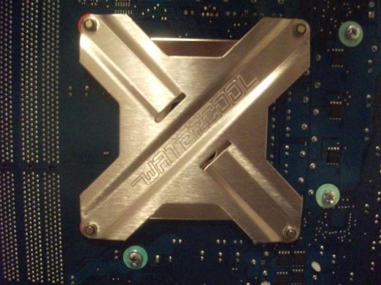 [16/04/2010] Spektakuläre Wakü-Casemod mit Wasserfall-Ausgleichsbehälter und 9x120-Radiator (56)