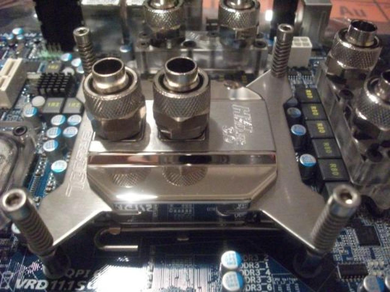 [16/04/2010] Spektakuläre Wakü-Casemod mit Wasserfall-Ausgleichsbehälter und 9x120-Radiator (57)