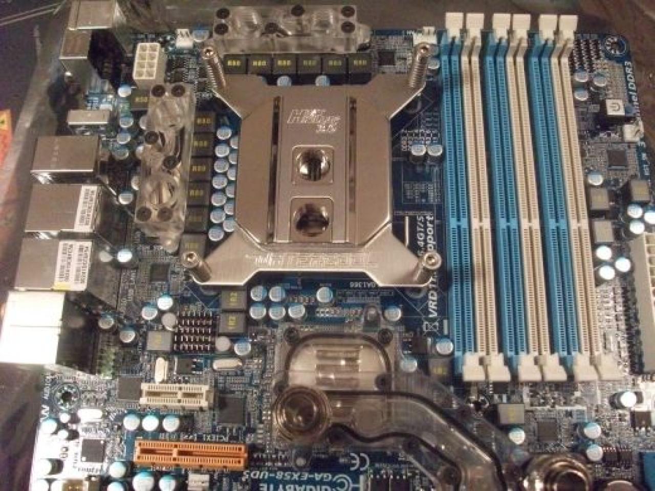 [16/04/2010] Spektakuläre Wakü-Casemod mit Wasserfall-Ausgleichsbehälter und 9x120-Radiator (58)