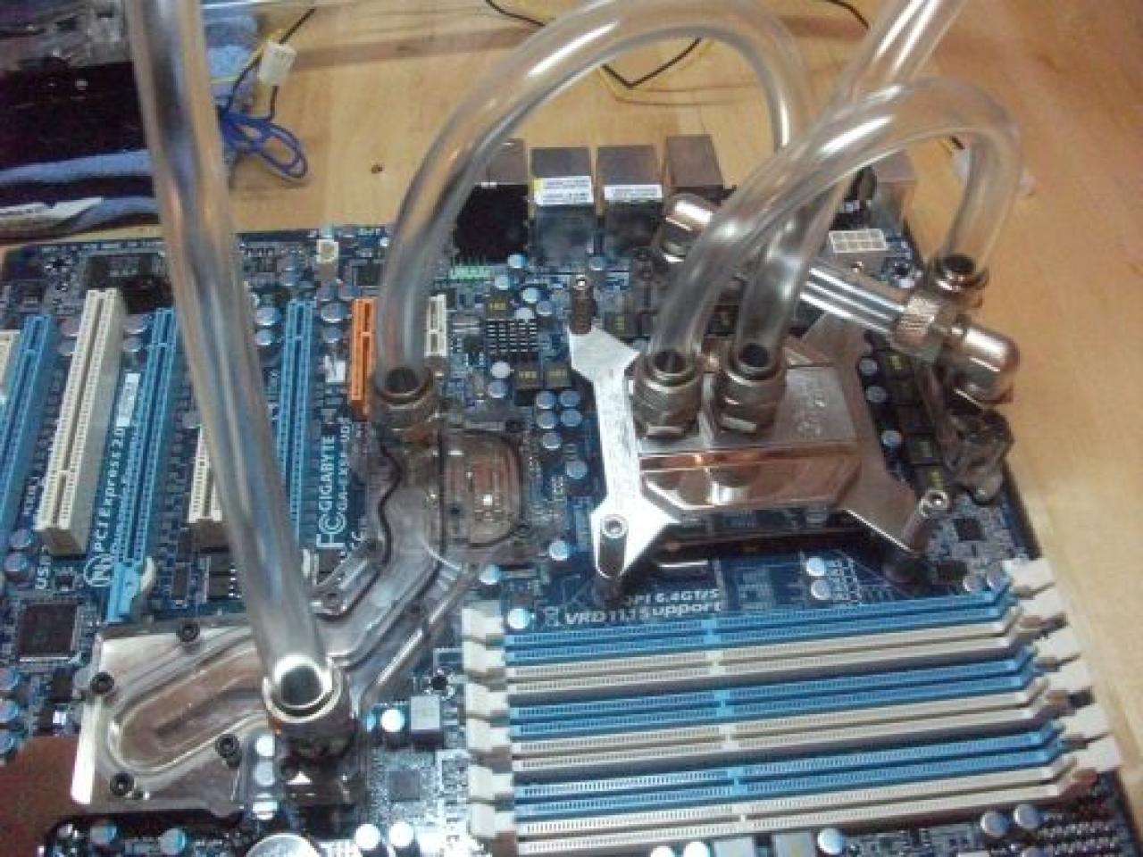 [16/04/2010] Spektakuläre Wakü-Casemod mit Wasserfall-Ausgleichsbehälter und 9x120-Radiator (59)
