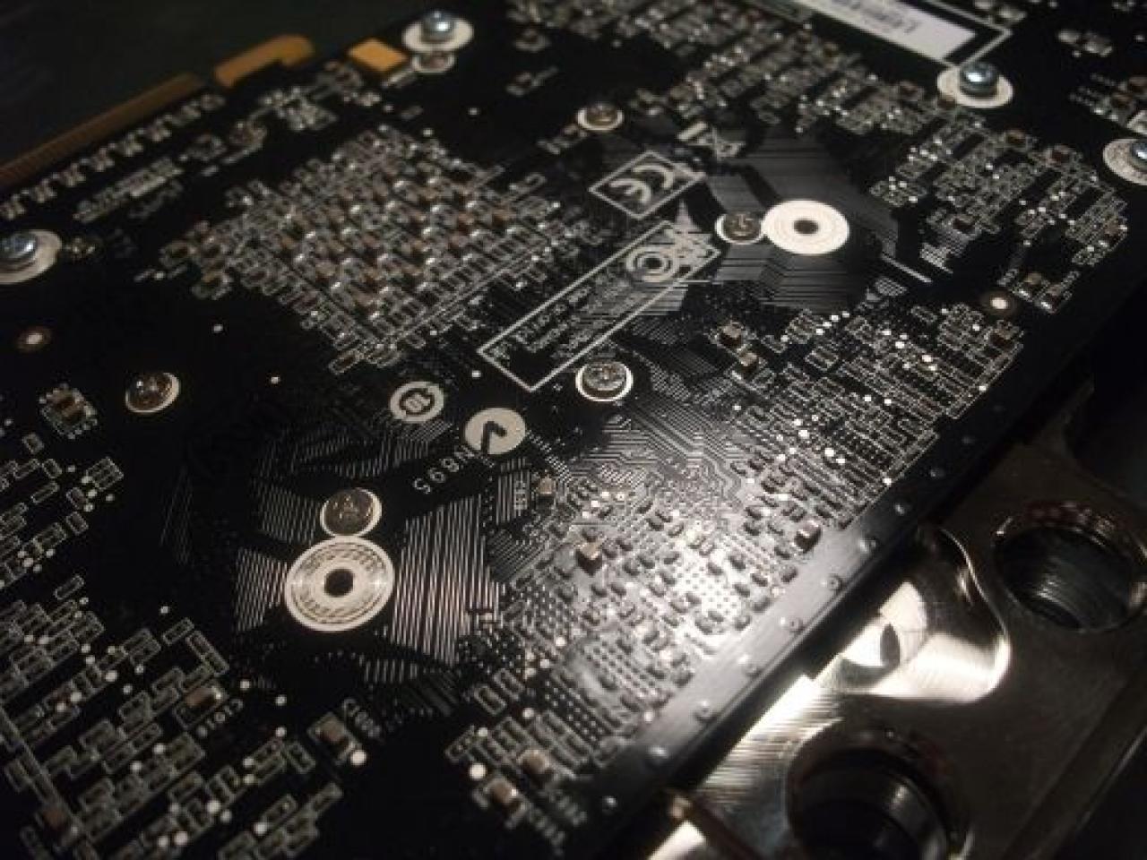 [16/04/2010] Spektakuläre Wakü-Casemod mit Wasserfall-Ausgleichsbehälter und 9x120-Radiator (62)