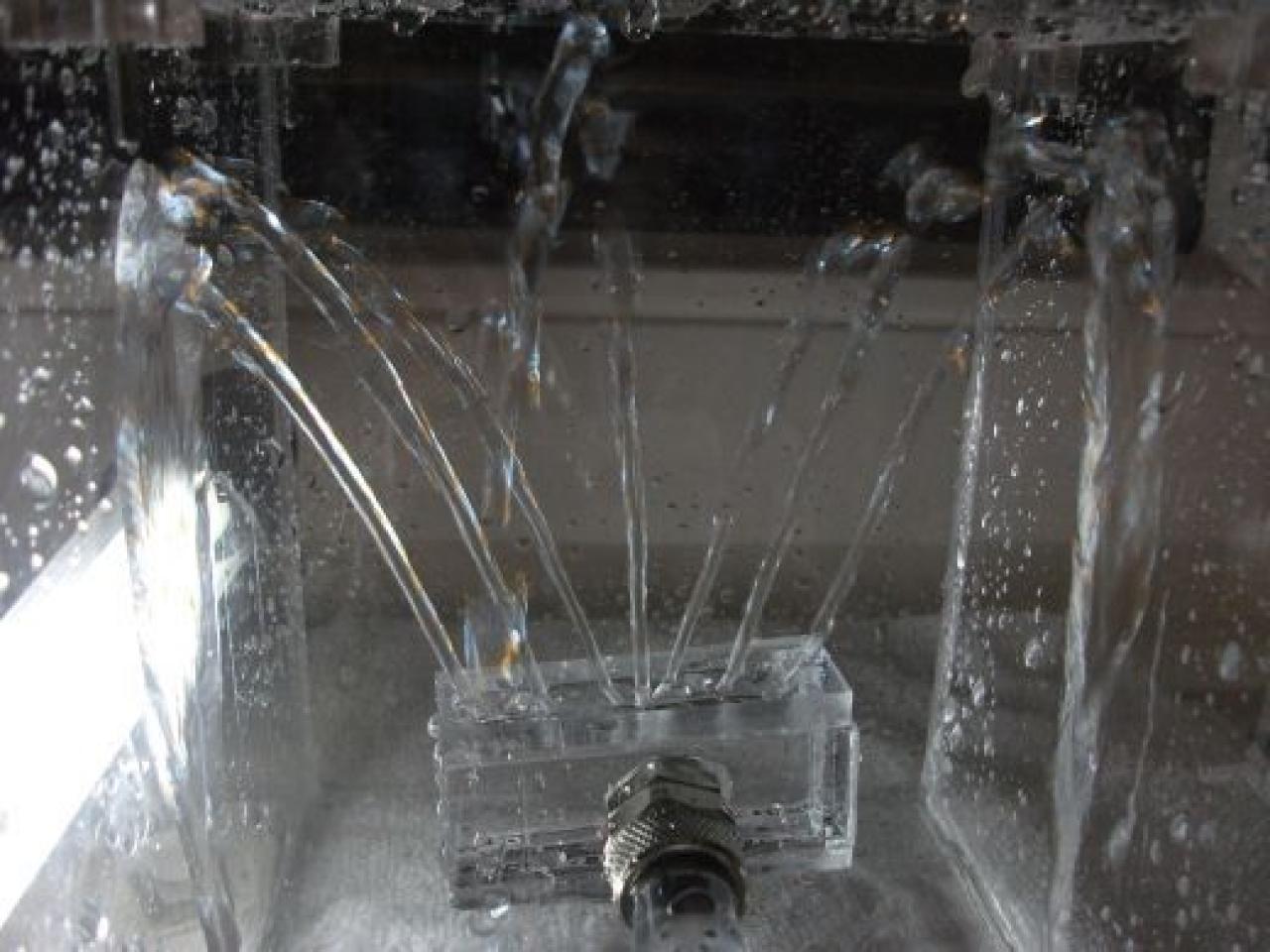 [16/04/2010] Spektakuläre Wakü-Casemod mit Wasserfall-Ausgleichsbehälter und 9x120-Radiator (101)
