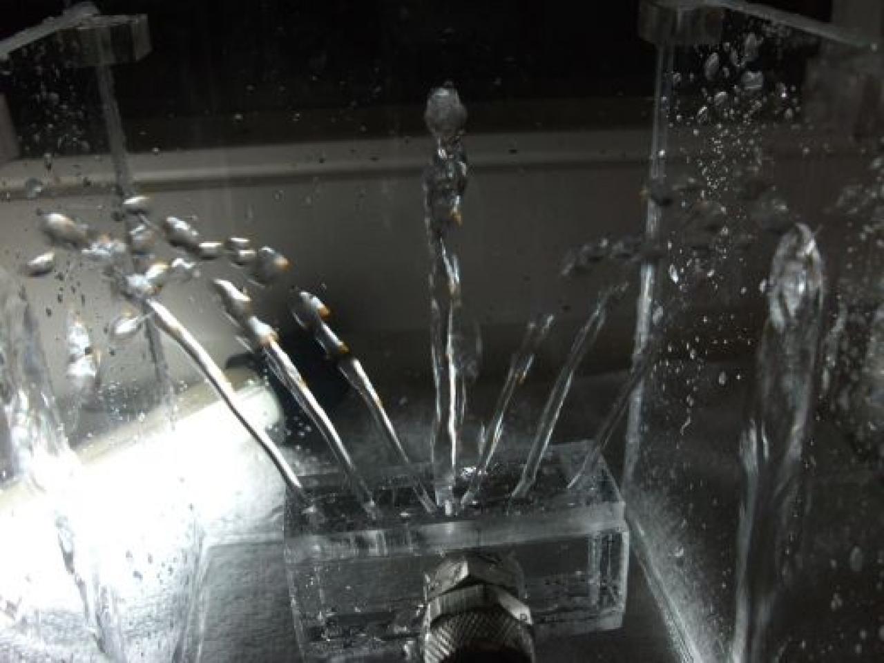 [16/04/2010] Spektakuläre Wakü-Casemod mit Wasserfall-Ausgleichsbehälter und 9x120-Radiator (106)