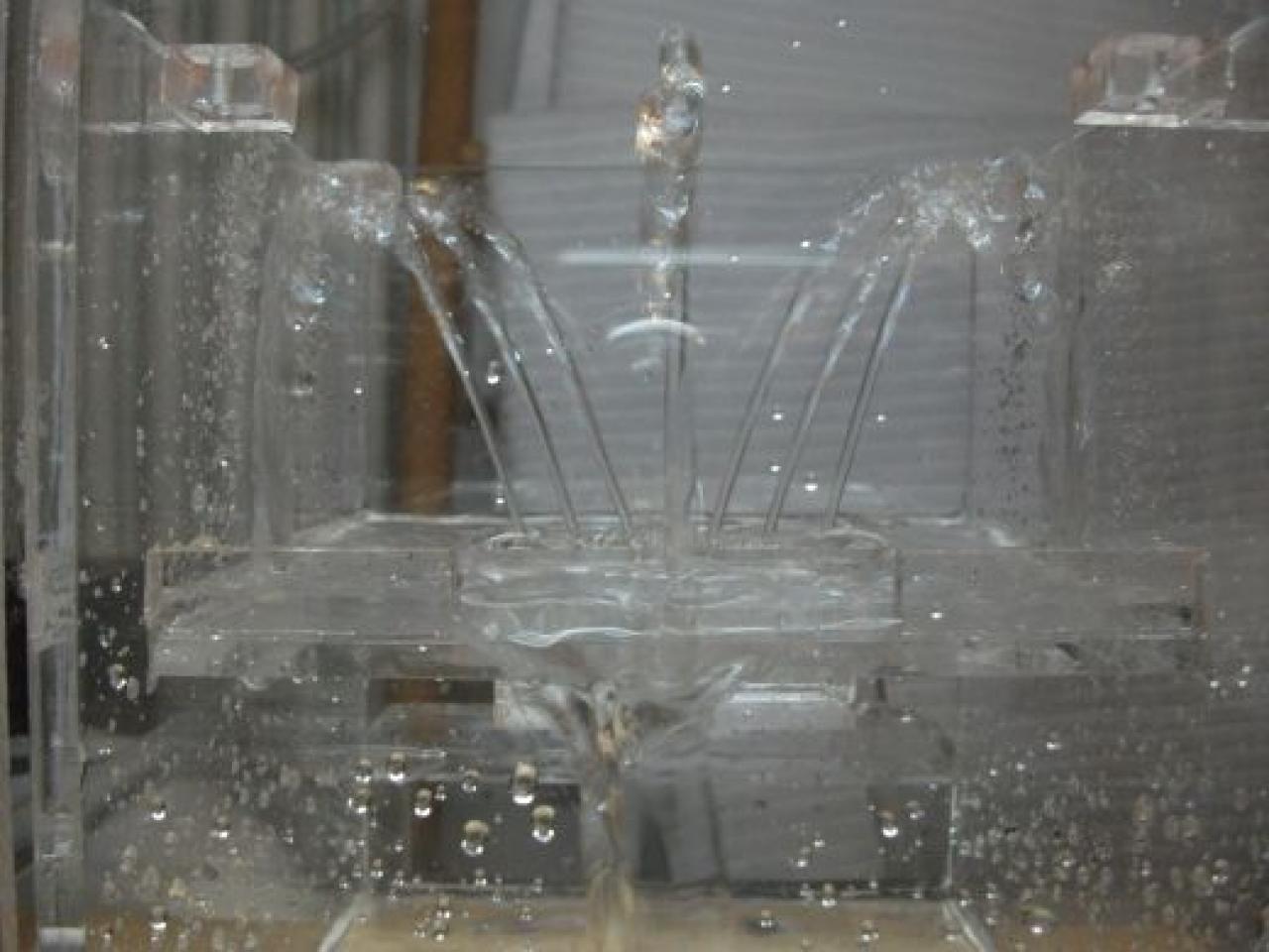 [16/04/2010] Spektakuläre Wakü-Casemod mit Wasserfall-Ausgleichsbehälter und 9x120-Radiator (111)