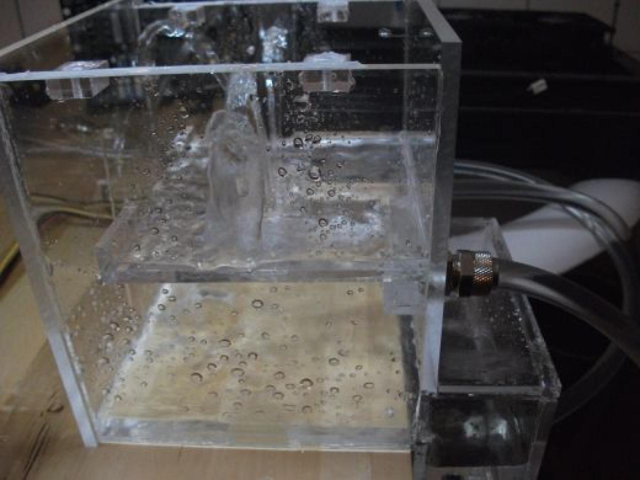 [16/04/2010] Spektakuläre Wakü-Casemod mit Wasserfall-Ausgleichsbehälter und 9x120-Radiator (112)
