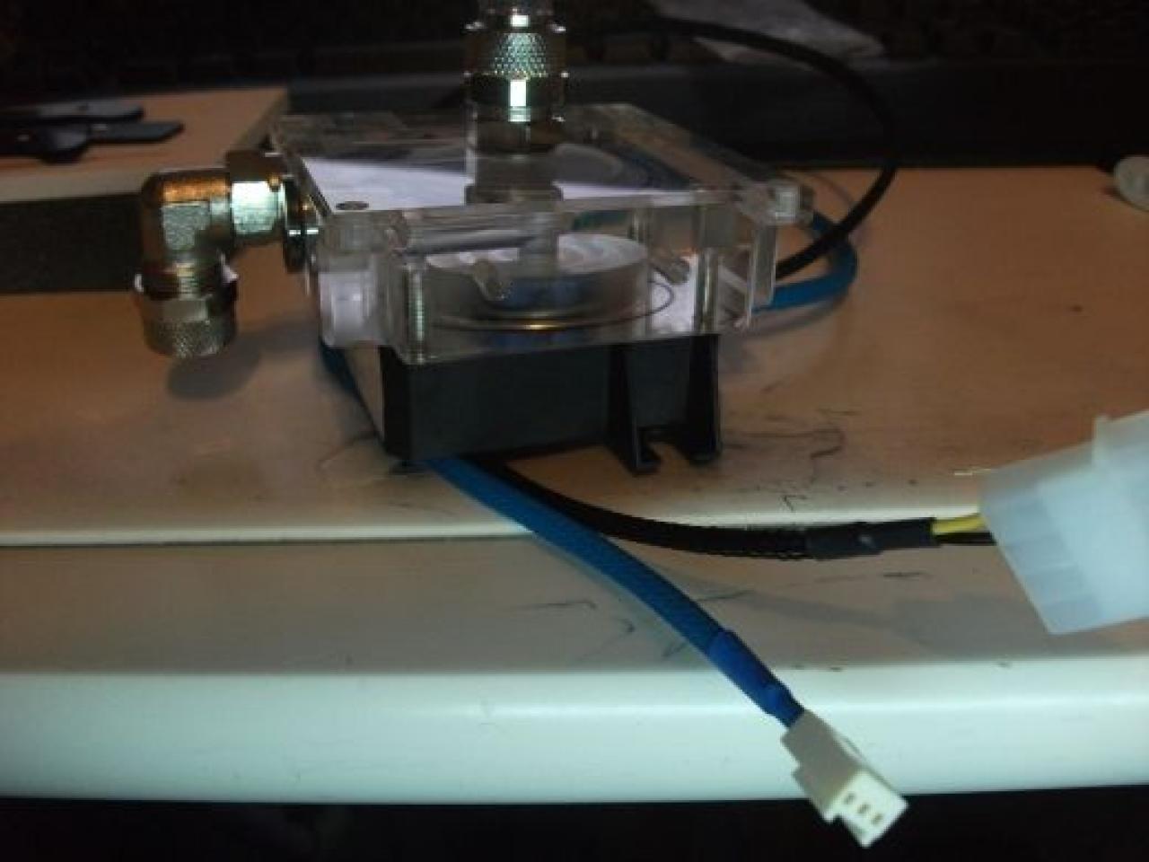 [16/04/2010] Spektakuläre Wakü-Casemod mit Wasserfall-Ausgleichsbehälter und 9x120-Radiator (117)