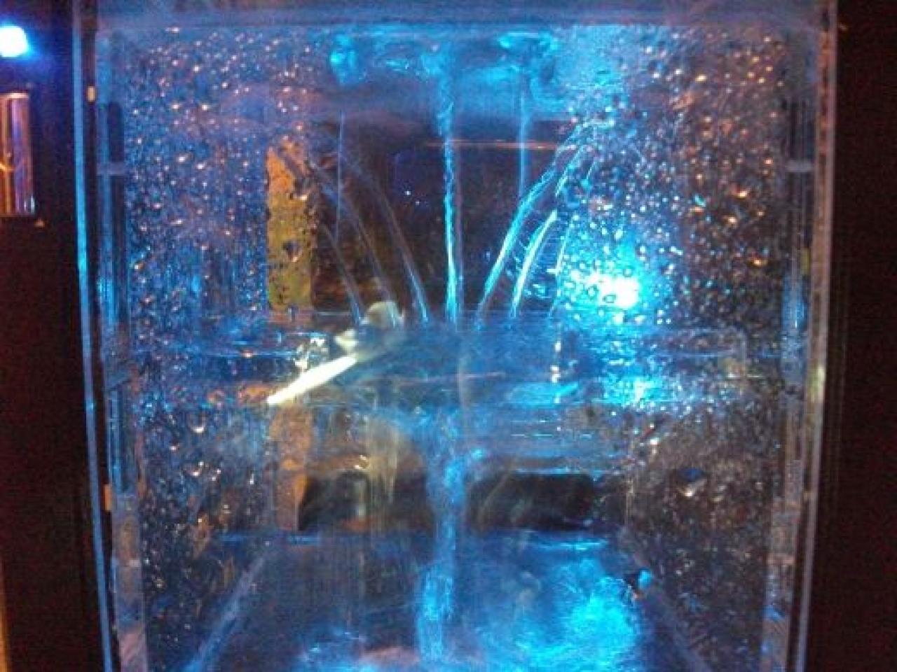 [16/04/2010] Spektakuläre Wakü-Casemod mit Wasserfall-Ausgleichsbehälter und 9x120-Radiator (120)