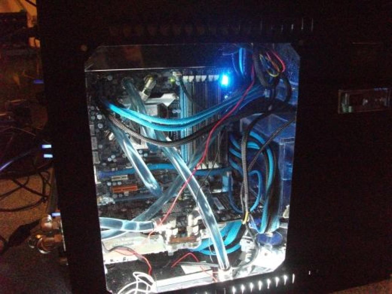 [16/04/2010] Spektakuläre Wakü-Casemod mit Wasserfall-Ausgleichsbehälter und 9x120-Radiator (2)