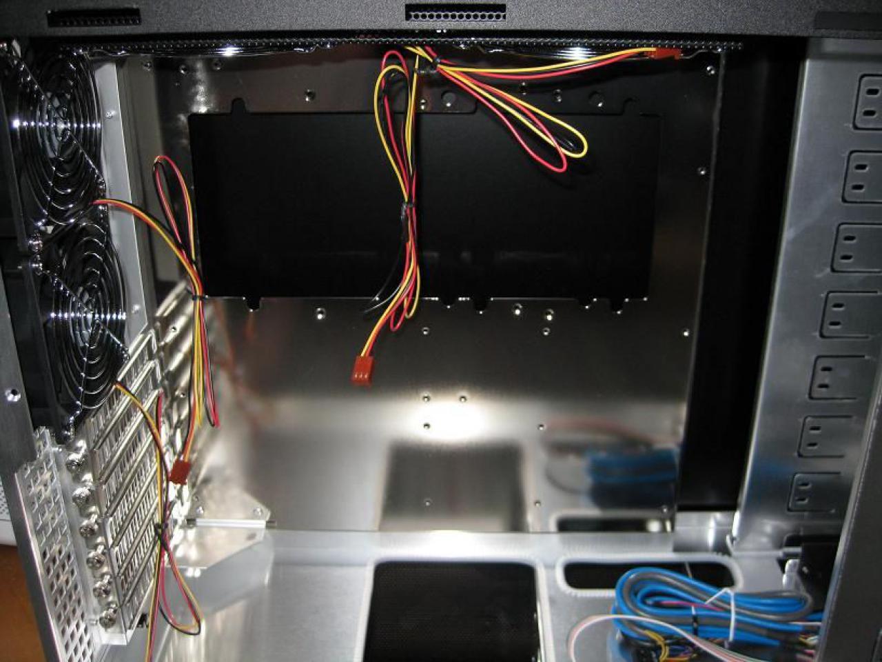 [22/04/2010] Faszinierende Luxus-Casemod: XE's Murdermod in Black and Blue (15)