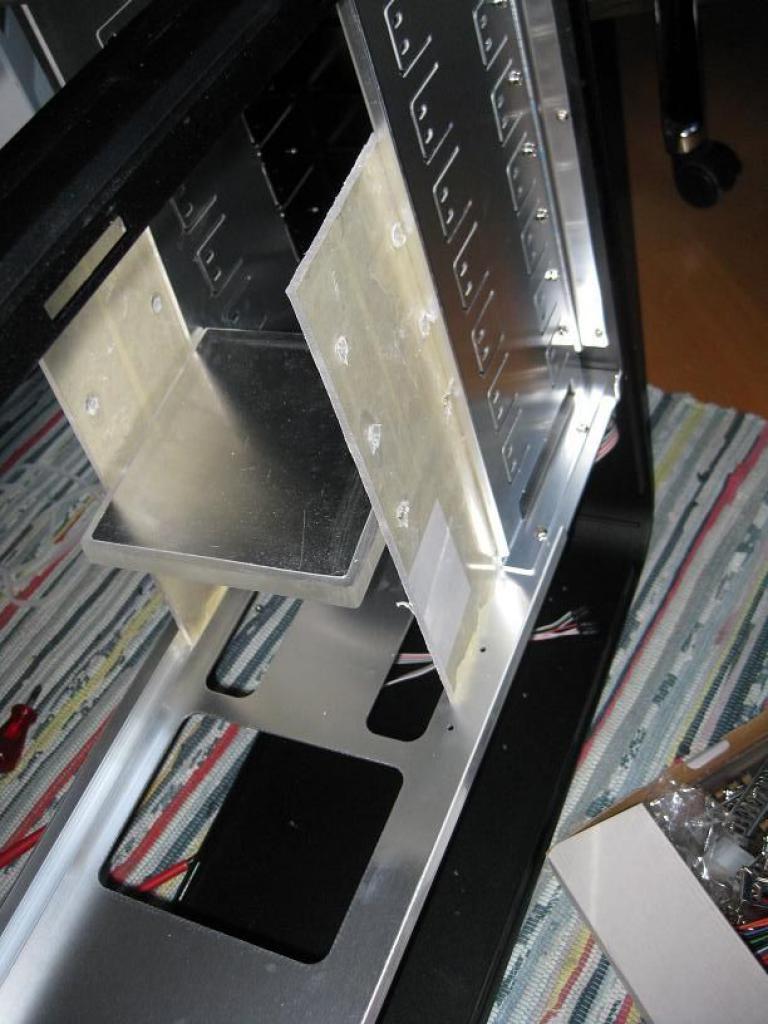 [22/04/2010] Faszinierende Luxus-Casemod: XE's Murdermod in Black and Blue (17)
