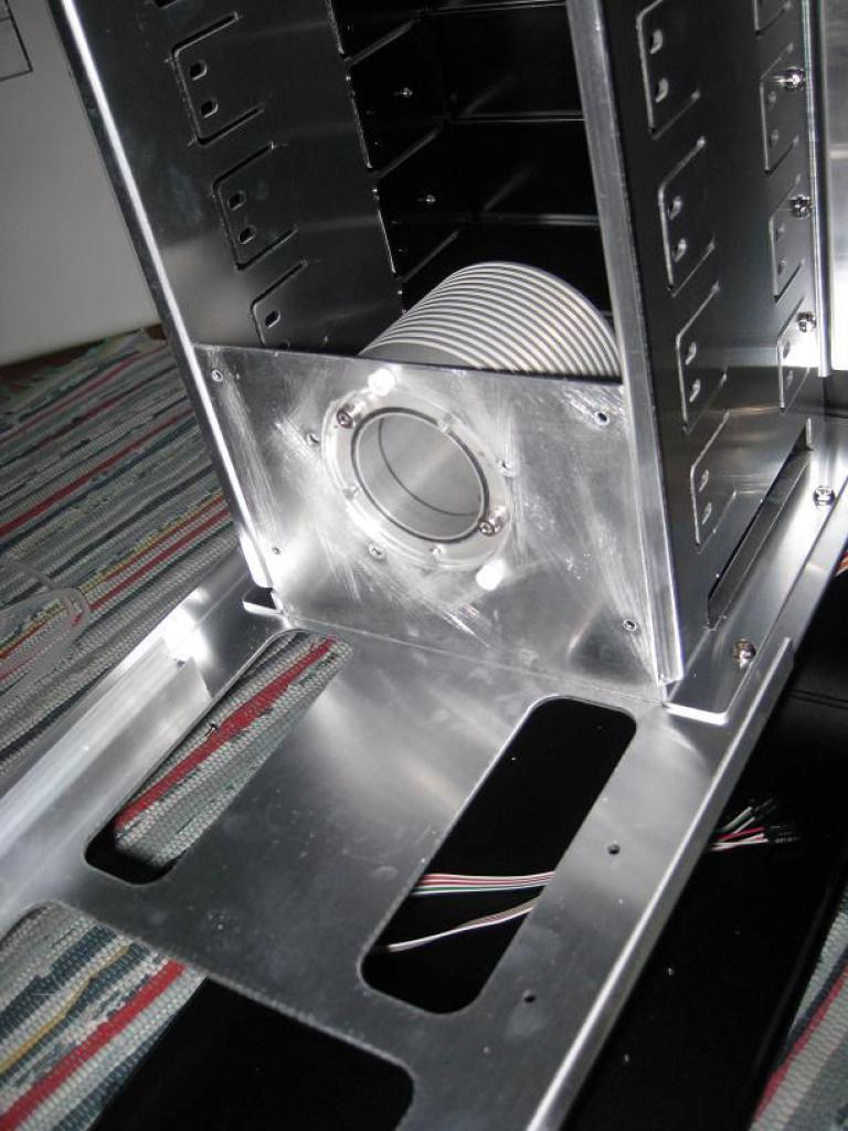 [22/04/2010] Faszinierende Luxus-Casemod: XE's Murdermod in Black and Blue (18)
